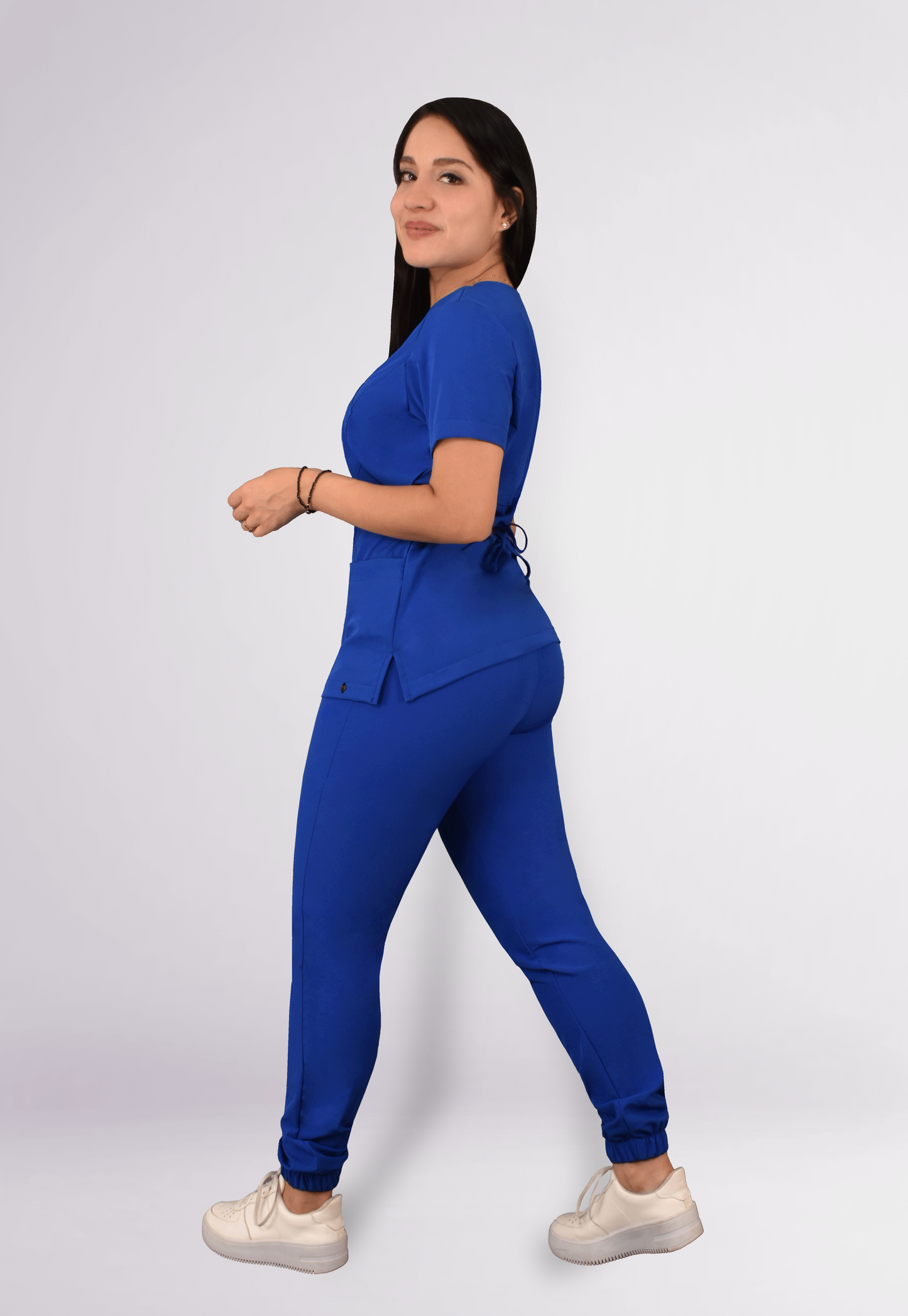 CONJUNTO QUIRURGICO ANTIFLUIDOS COLOR AZUL REY MUJER