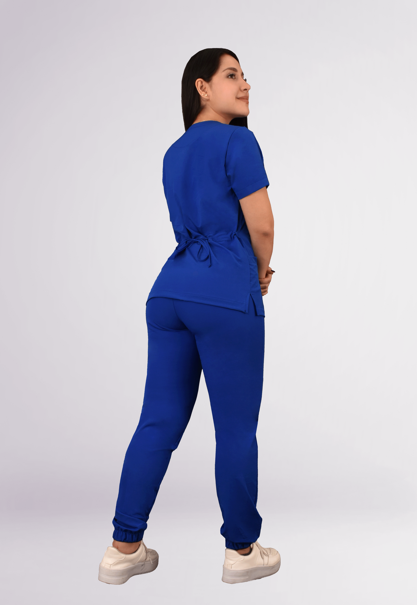 CONJUNTO QUIRURGICO ANTIFLUIDOS COLOR AZUL REY MUJER