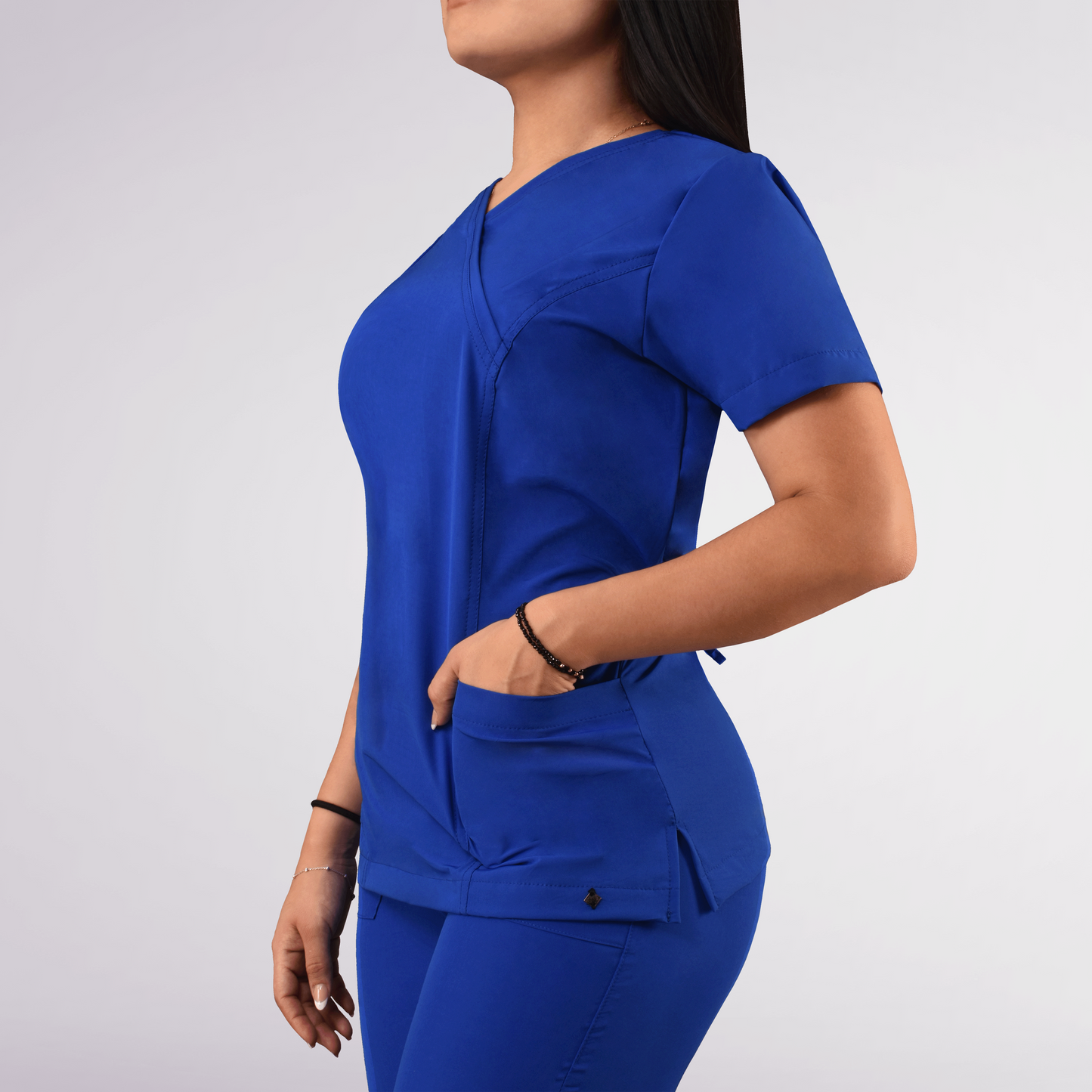 CONJUNTO QUIRURGICO ANTIFLUIDOS COLOR AZUL REY MUJER