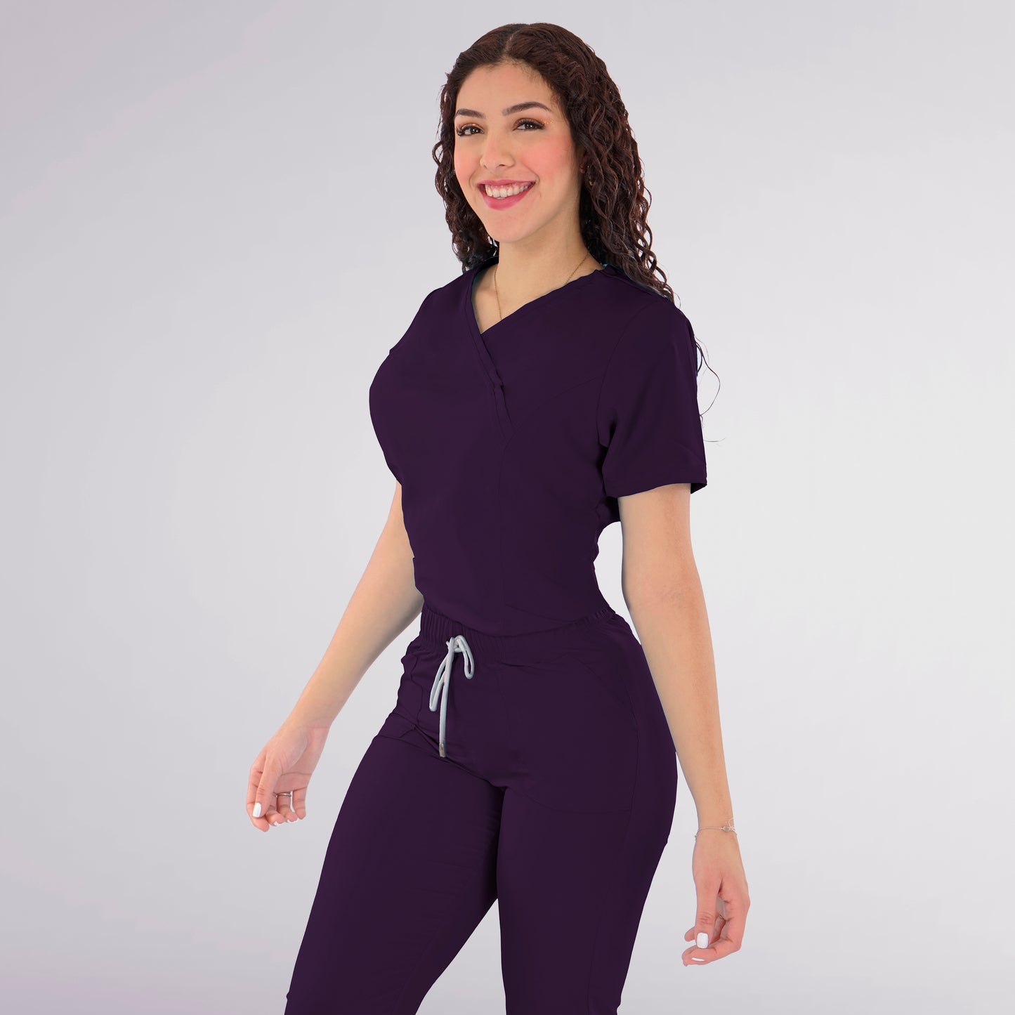 CONJUNTO QUIRURGICO ANTIFLUIDOS COLOR MORADO MUJER