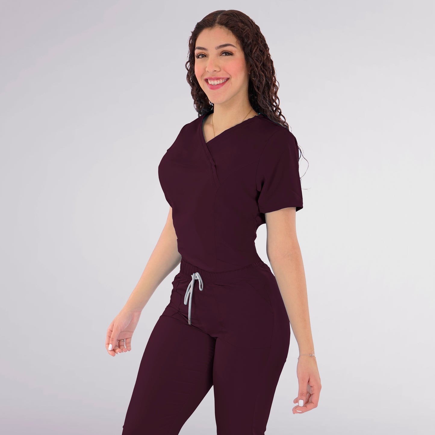 CONJUNTO QUIRURGICO ANTIFLUIDOS COLOR VINO MUJER