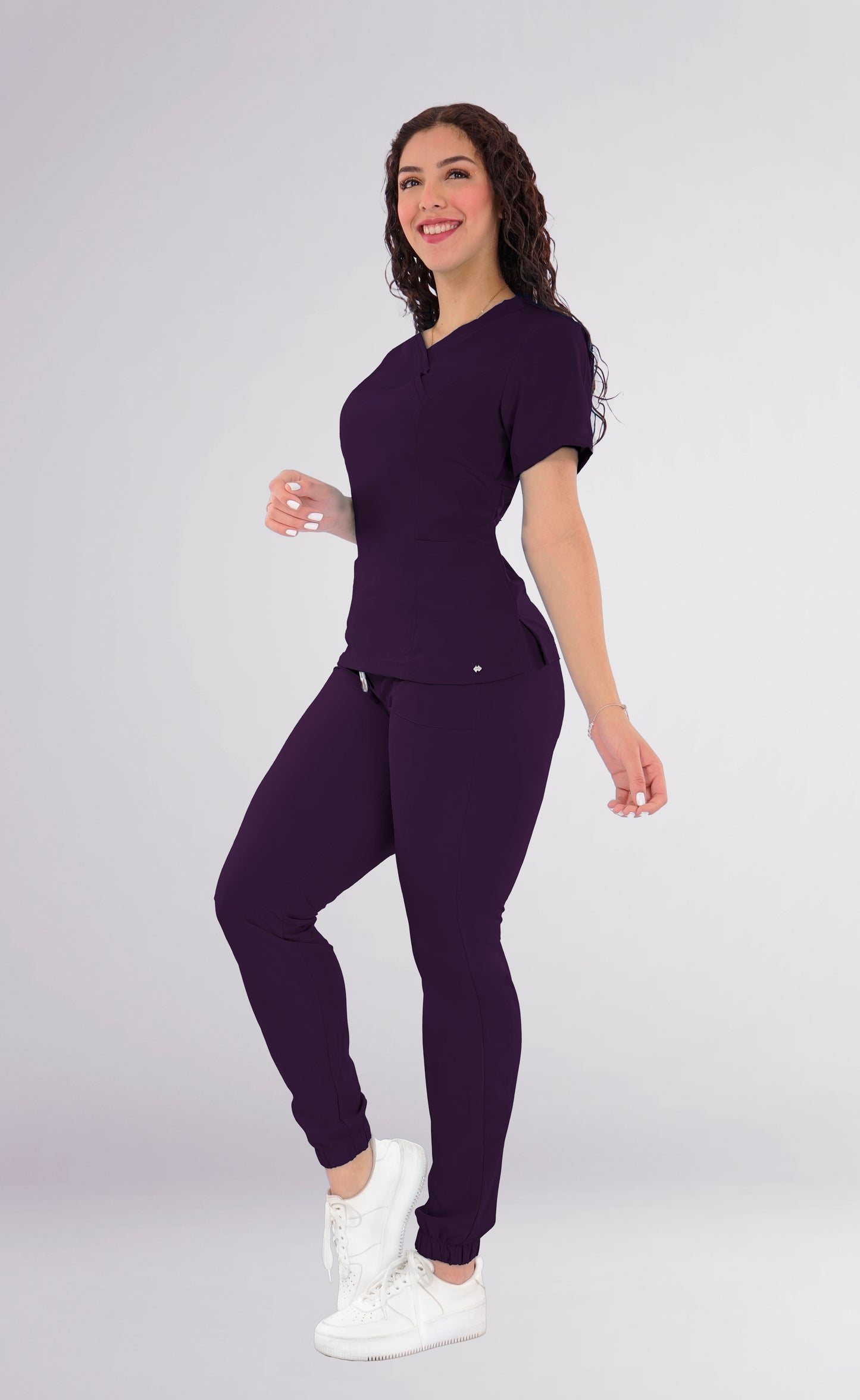 CONJUNTO QUIRURGICO ANTIFLUIDOS COLOR MORADO MUJER