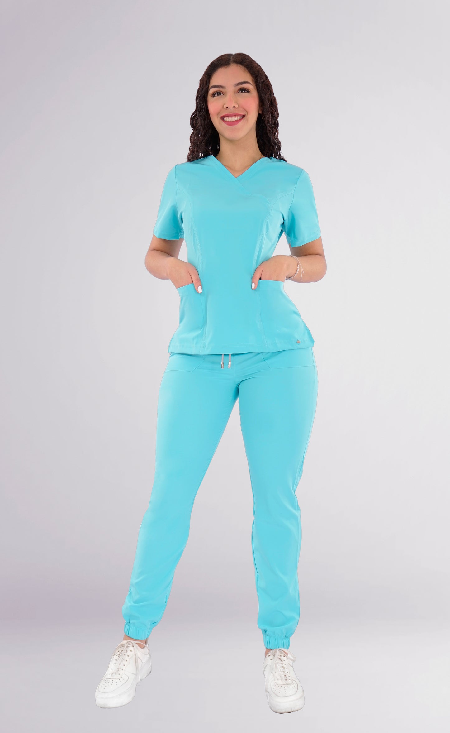 CONJUNTO QUIRURGICO ANTIFLUIDOS COLOR AQUA MUJER